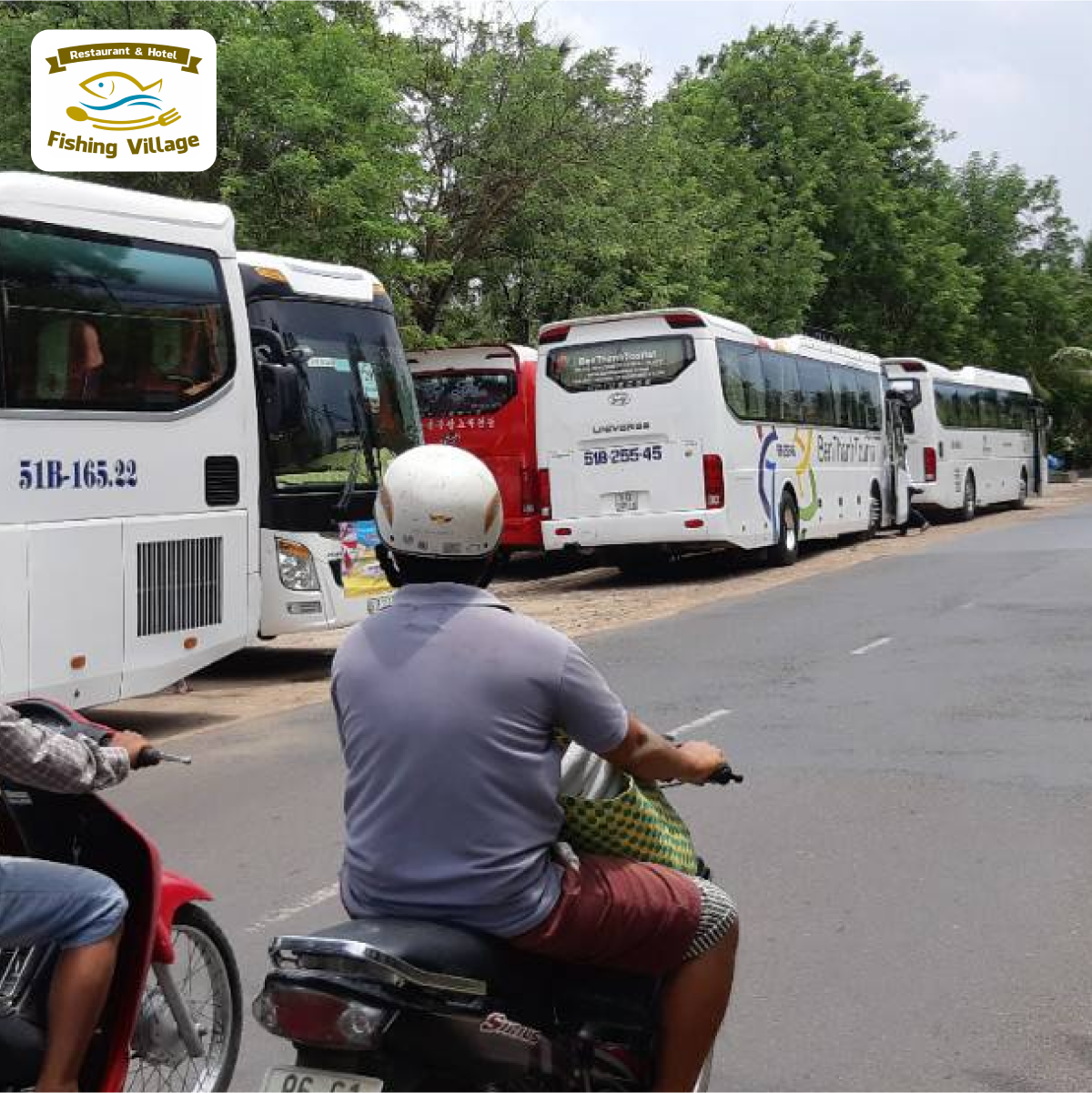 Nh&agrave; h&agrave;ng L&agrave;ng Ch&agrave;i Mũi N&eacute; d&agrave;nh cho gia đ&igrave;nh, c&oacute; b&atilde;i đậu xe &ocirc; t&ocirc; si&ecirc;u rộng